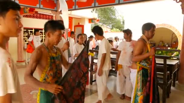 Samui, Thailand - 24 februari 2018: Thaise aanbidders en toegewijden tijdens Chinees Nieuwjaar festival — Stockvideo