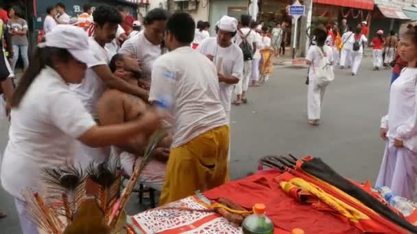 Samui, Thailand - 24 februari 2018: Thaise aanbidders en toegewijden tijdens Chinees Nieuwjaar festival — Stockvideo