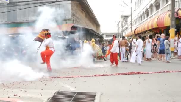 SAMUI, TAILANDIA - 24 DE FEBRERO DE 2018: Adoradores y devotos tailandeses durante el festival chino de año nuevo — Vídeo de stock