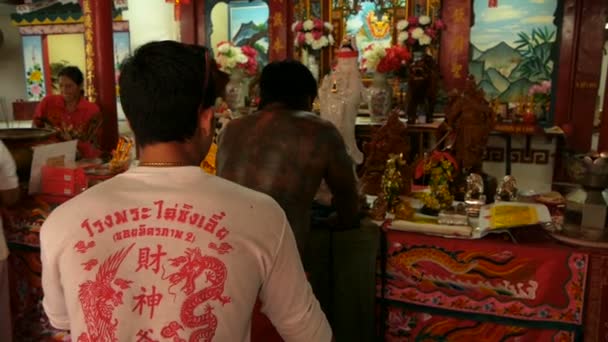 SAMUI, THAILAND - FEBRUARY 24, 2018: Thai worshipers and devotees during Chinese new year festival — Stock Video