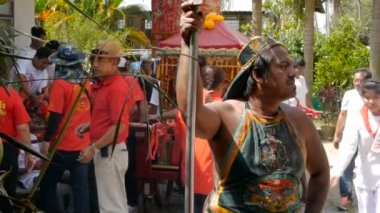 Samui, Tayland - 24 Şubat 2018: Tay tapanlar ve Çin yeni yılı festival süresince hayranları