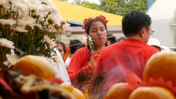 Samui, Thaiföld - 2018. február 24.: Thai hívek és hívei során a kínai újév ünnep — Stock videók