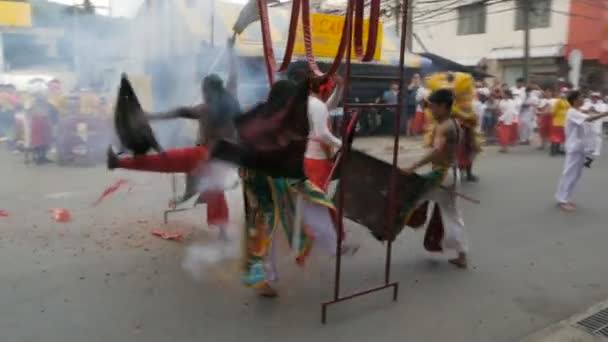 SAMUI, TAILÂNDIA - FEVEREIRO 24, 2018: adoradores e devotos tailandeses durante o festival de ano novo chinês — Vídeo de Stock