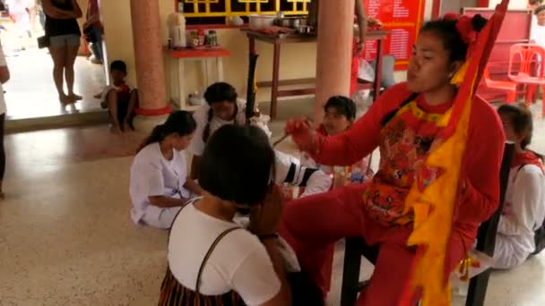 苏梅岛, 泰国-2018年2月24日: 泰国的崇拜者和信徒在春节期间 — 图库视频影像