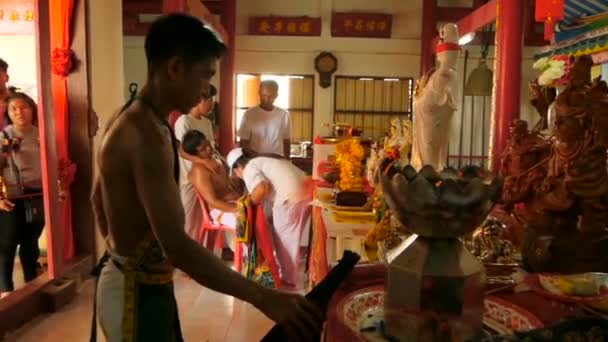 Samui, Thajsko - 24 února 2018: Thajské věřících a oddaných během oslav čínského nového roku — Stock video