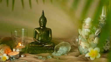 Deniz kabuklarını, mercanlar, deniz öğeleri mum ışıklı plumeria çiçekler, Buda dekorasyonu için oturma ile dolu cam şişe