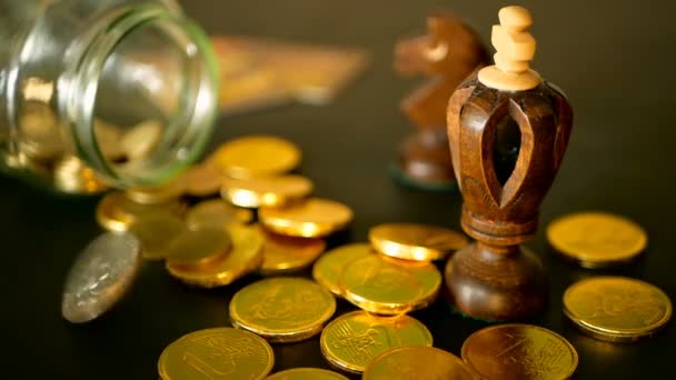 Gros plan nature morte avec des pièces d'or sur table noire et penny rotatif. Pièces jaunes tombées du bocal .