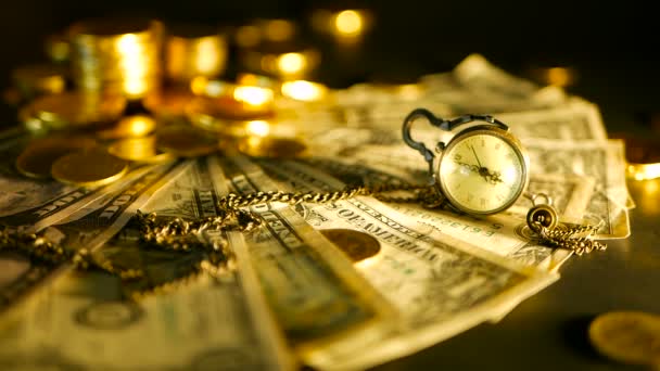 Managementeffizienz. Stapel goldener Münzen Dollarnoten auf schwarzem Hintergrund. Erfolg des Finanzgeschäfts, Investitionen — Stockvideo