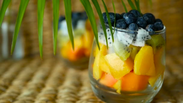 Bunte tropische Mischung Salat im Glas. frische verschiedene Arten von rohen Bio-Beeren und Früchten in Glasschüssel. gesunde Vegetarier — Stockvideo