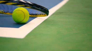 Sahada tenis donatımın kapatın. Spor, eğlence kavramı.