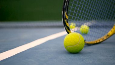 Sahada tenis donatımın kapatın. Spor, eğlence kavramı.