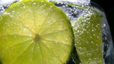 Detoks ya da susuzluk kavramı. Sağlıklı, diyet beslenme. Soğuk limonata, limon içecek. Siyah arka plan