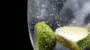 Detoks ya da susuzluk kavramı. Sağlıklı, diyet beslenme. Soğuk limonata, limon içecek. Siyah arka plan