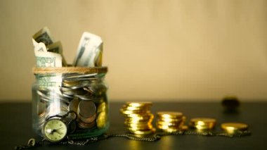 Para sikke kavanoza kaydetme. Yatırım, para kavramı koruma sembol. Nakit banknot cam teneke içinde servet toplama
