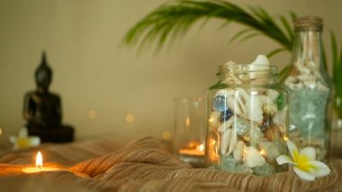 Deniz kabuklarını, mercanlar, deniz öğeleri mum ışıklı plumeria çiçekler, Buda dekorasyonu için oturma ile dolu cam şişe