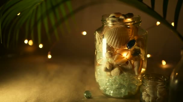 Vaso di vetro di conchiglie tropicali per arredamento domestico. Accessori per la casa in stile marino per la decorazione d'interni a tema spiaggia . — Video Stock