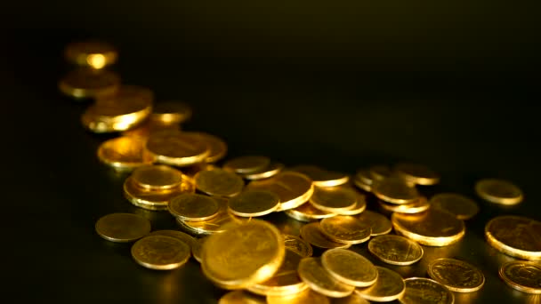 Золото монети на чорному тлі. Успіх фінансового бізнесу, інвестицій, монетизації ідей, багатства, банківської концепції — стокове відео