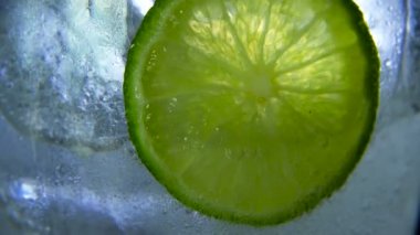 Detoks ya da susuzluk kavramı. Sağlıklı, diyet beslenme. Soğuk limonata, limon içecek. Siyah arka plan
