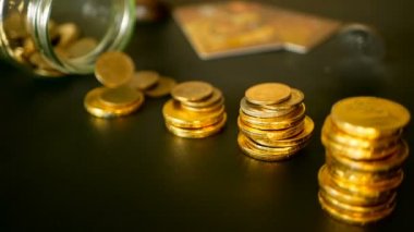 Yatırım, para kavramı koruma sembol. Yakın çekim natürmort altın siyah tablo sütunlarından artan