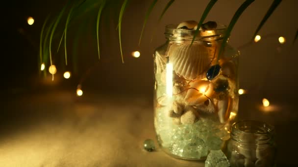 家用装饰用的热带贝壳玻璃罐。海滨装饰用海洋风格家居饰品. — 图库视频影像
