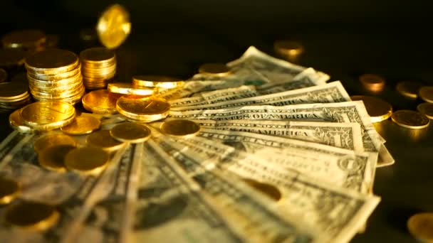 Eficiencia administrativa. Montones de monedas de oro billetes de dólar sobre fondo negro. Éxito del negocio financiero, inversión . — Vídeos de Stock