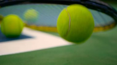 Sahada tenis donatımın kapatın. Spor, eğlence kavramı.