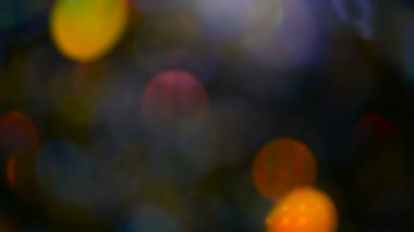 Ufuk parıldayan çok renkli glitter konfeti, siyah arka plan. Tatil soyut şenlikli bokeh Hafif lekeler.