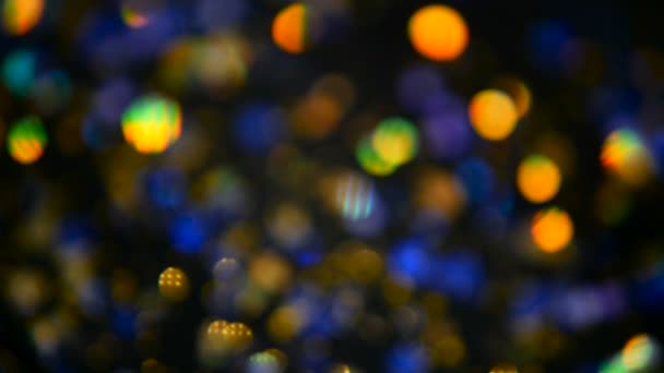 Defocused csillogó glitter tarka konfetti, fekete háttér. Holiday absztrakt ünnepi bokeh világos foltok. — Stock videók