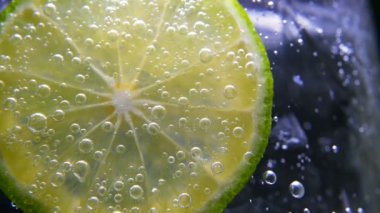 Detoks ya da susuzluk kavramı. Sağlıklı, diyet beslenme. Soğuk limonata, limon içecek. Siyah arka plan