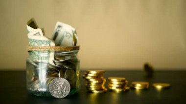 Para sikke kavanoza kaydetme. Yatırım, para kavramı koruma sembol. Nakit banknot cam teneke içinde servet toplama