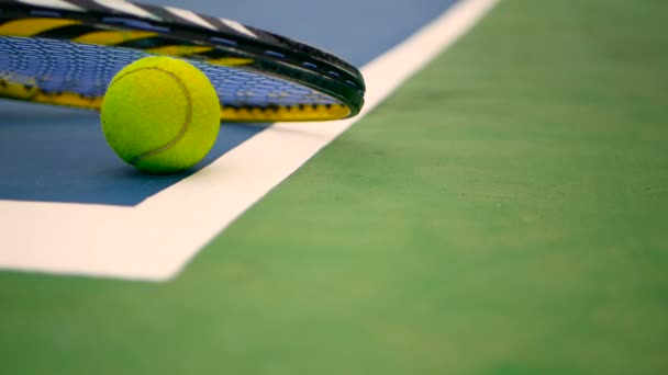 Primer plano del equipo de tenis en la cancha. Deporte, concepto recreativo . — Vídeos de Stock