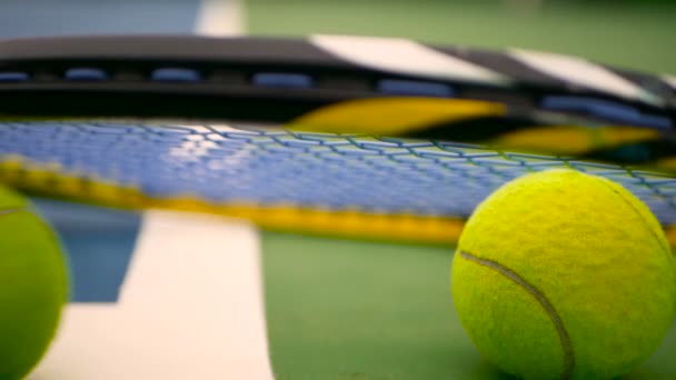 Närbild på tennisutrustning på domstolen. Sport, rekreation koncept. — Stockvideo