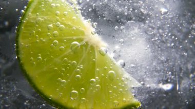 Detoks ya da susuzluk kavramı. Sağlıklı, diyet beslenme. Soğuk limonata, limon içecek. Siyah arka plan