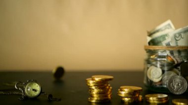Para sikke kavanoza kaydetme. Yatırım, para kavramı koruma sembol. Nakit banknot cam teneke içinde servet toplama