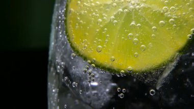Detoks ya da susuzluk kavramı. Sağlıklı, diyet beslenme. Soğuk limonata, limon içecek. Siyah arka plan