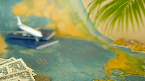 Час подорожувати концепцією. Тропічна тема відпустки зі світовою картою, синім паспортом та літаком. Готуємося до Холлідей, подорожі — стокове відео