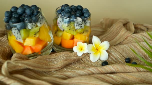 Salade de mélange tropical coloré dans un bocal. Frais divers types de baies et de fruits biologiques crus dans un bol en verre. Végétarien sain — Video