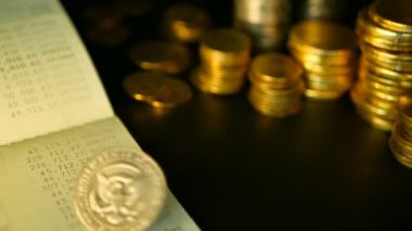 Sikke yığını ve banka hesabı passbook.concepts kaydetmek için ipotek ve gayrimenkul yatırım için kaydetme veya yatırım