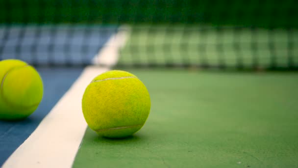 Primer plano del equipo de tenis en la cancha. Deporte, concepto recreativo . — Vídeo de stock