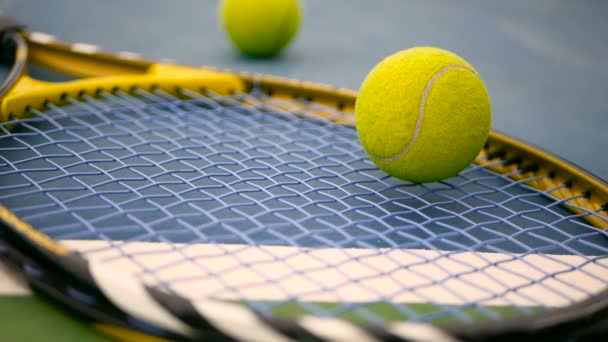 裁判所のテニス用品のクローズ アップ。スポーツ、レクリエーションの概念. — ストック動画