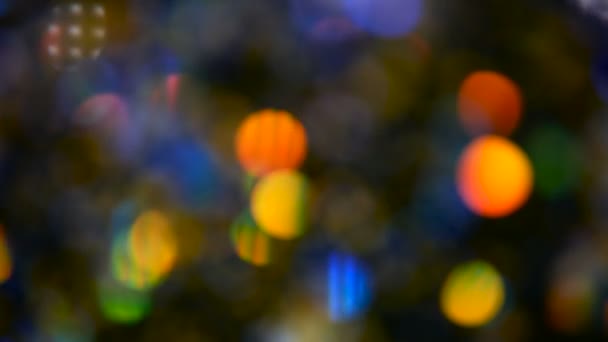 Defokussiert schimmerndes buntes Glitzerkonfetti, schwarzer Hintergrund. Urlaub abstrakte festliche Bokeh Lichtpunkte. — Stockvideo