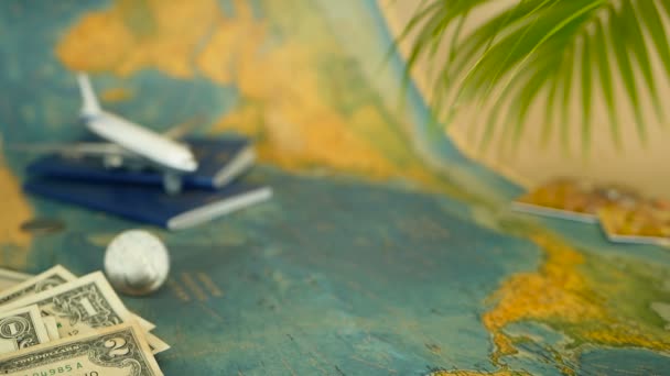 Χρόνο να ταξιδέψει έννοια. Τροπικές διακοπές θέμα με παγκόσμιο χάρτη, μπλε διαβατήριο και αεροπλάνο. Προετοιμασία για holliday, ένα ταξίδι — Αρχείο Βίντεο