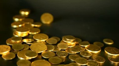 Siyah zemin üzerine altın sikke. Finans iş, yatırım, fikir, servet, bankacılık kavramı para kazanma başarısı