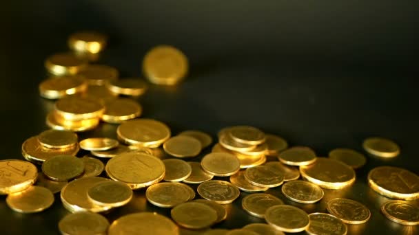 Arany érmék a fekete háttér. Siker, pénzügyek, befektetések, bevételeit ötletek, a vagyon, a banki koncepció — Stock videók