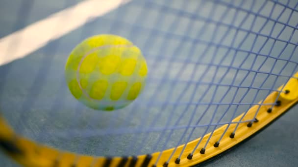 Gros plan de l'équipement de tennis sur le terrain. Sport, concept de loisirs . — Video