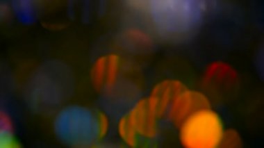 Ufuk parıldayan çok renkli glitter konfeti, siyah arka plan. Tatil soyut şenlikli bokeh Hafif lekeler.