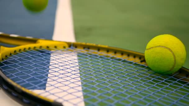 Gros plan de l'équipement de tennis sur le terrain. Sport, concept de loisirs . — Video