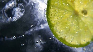 Detoks ya da susuzluk kavramı. Sağlıklı, diyet beslenme. Soğuk limonata, limon içecek. Siyah arka plan