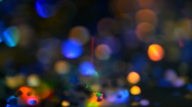 Ufuk parıldayan çok renkli glitter konfeti, siyah arka plan. Tatil soyut şenlikli bokeh Hafif lekeler.