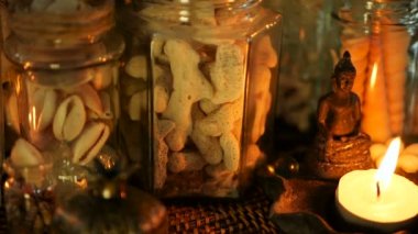 Deniz kabuklarını, mercanlar, deniz öğeleri mum ışıklı plumeria çiçekler, Buda dekorasyonu için oturma ile dolu cam şişe